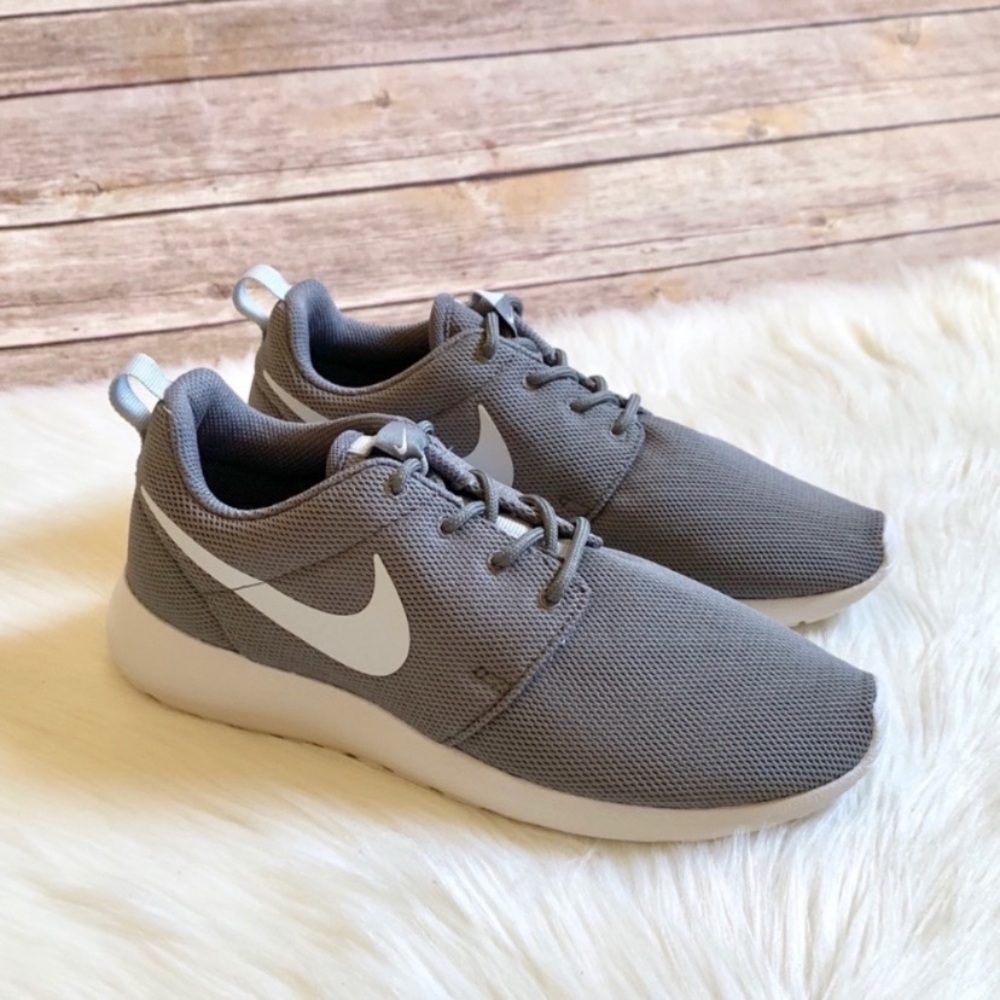 Nike Roshe One Sneakers In Grey/Platinum - Picture 5 of 8